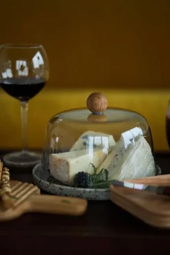 Ditte kaasdoos, Grijs-zwart