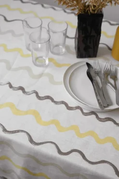 Gestreept tafelkleed 149x250 cm, White-yellow