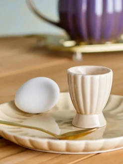 Latina eierdop, Nature