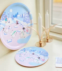 Moomin pannenonderzetter winter 2022 Ø21 cm, Blauw-wit-roze