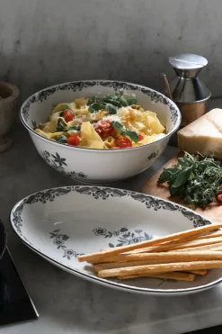 Ostindia Zwarte serveerschaal ovaal 22x33 cm, Zwart