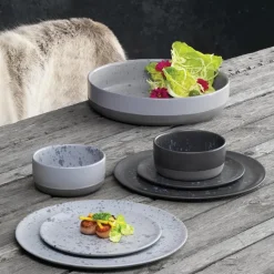 Raw bord Ø28 cm., zwart met stippen