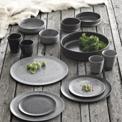 Raw bord Ø28 cm., zwart met stippen